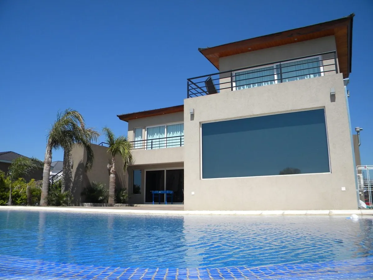 Casa con pileta, vista desde el jardín