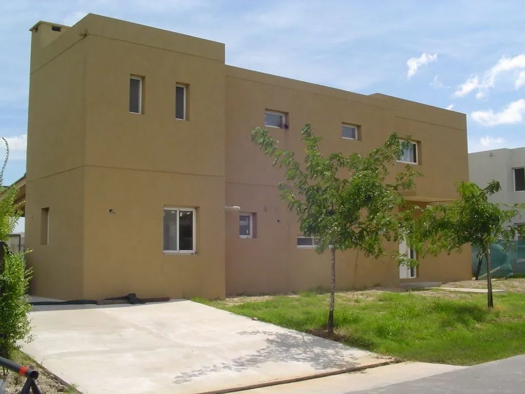 Casa de dos plantas, vista lateral
