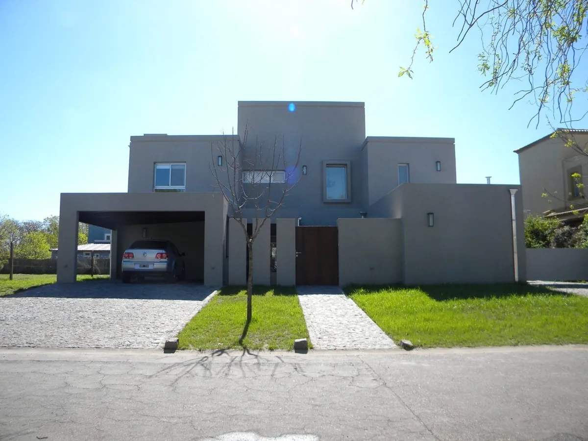 Casa de dos plantas con cochera, vista de frente